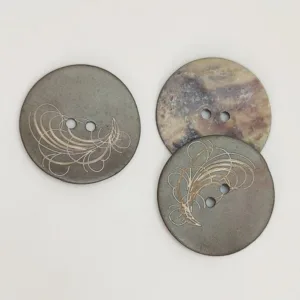 Пуговица из ракушки с 2-отверстиями 15394 серый с лазерным рисунком
