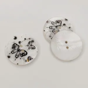 Пуговица из ракушки с 2-отверстиями B65601 белая с черными бабочками 30мм