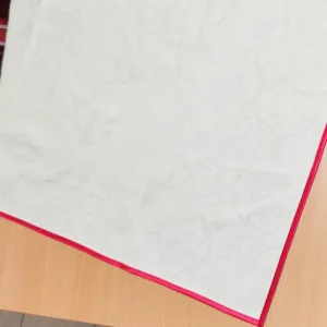 Скатерть из гобеленовой ткани 25×160см цвета экру с красным кантом