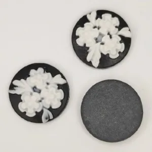 Камея д.19,5мм черная основа и белые цветы, 1шт