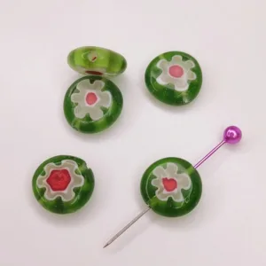 Стеклянные бусины круглые плоские 12мм зеленый с цветком 1шт
